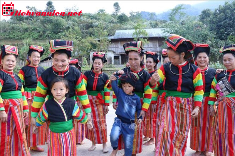 Tập Tục Mai T&aacute;ng V&agrave; Sự Giao Lưu Văn H&oacute;a D&acirc;n Tộc