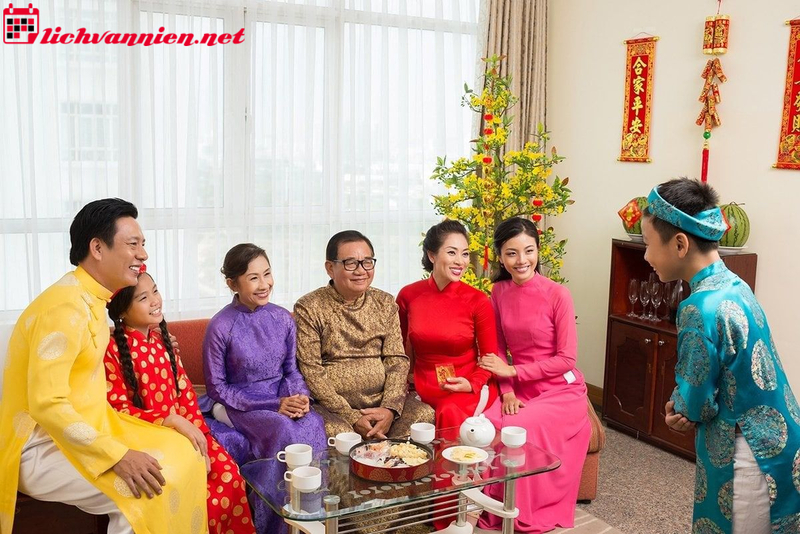 Xông Đất Gia Chủ Tuổi Thân - Bí Quyết Chọn Người Và Giờ Đẹp Đầu Năm Mới